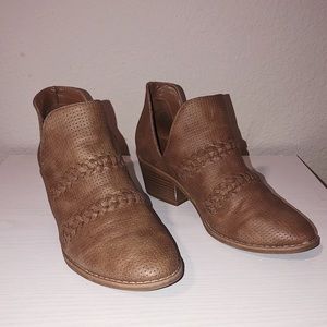 UNIVERSAL THREAD | LEATHER BOOTIES | SZ 7